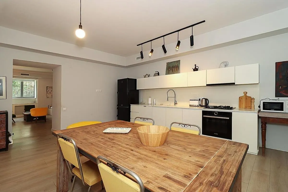 Mtatsminda Cozy Apt: Central & Comfy - By Wehost Tiflis