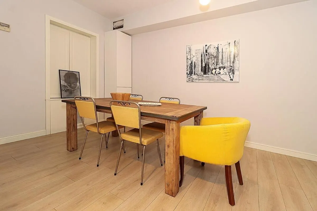 Mtatsminda Cozy Apt: Central & Comfy - By Wehost Tiflis 0*,  Gürcistan