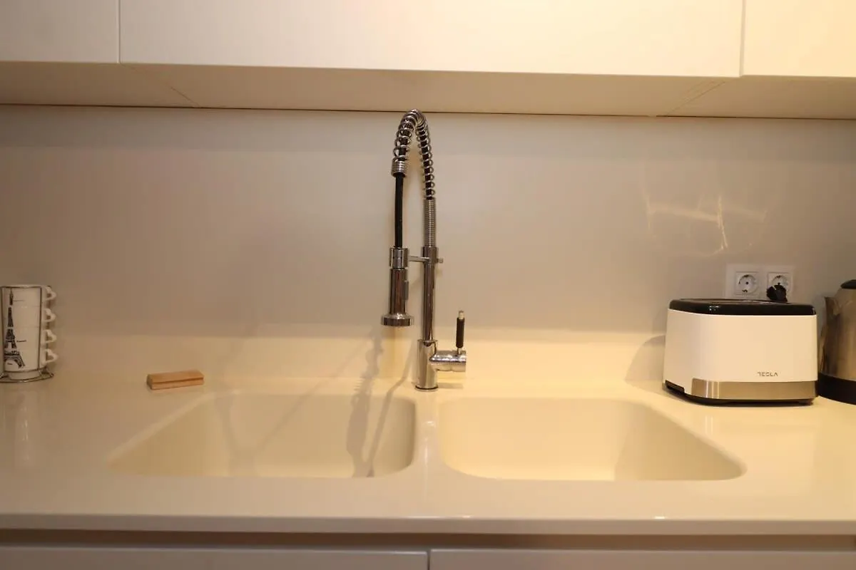 Mtatsminda Cozy Apt: Central & Comfy - By Wehost Tiflis Daire
