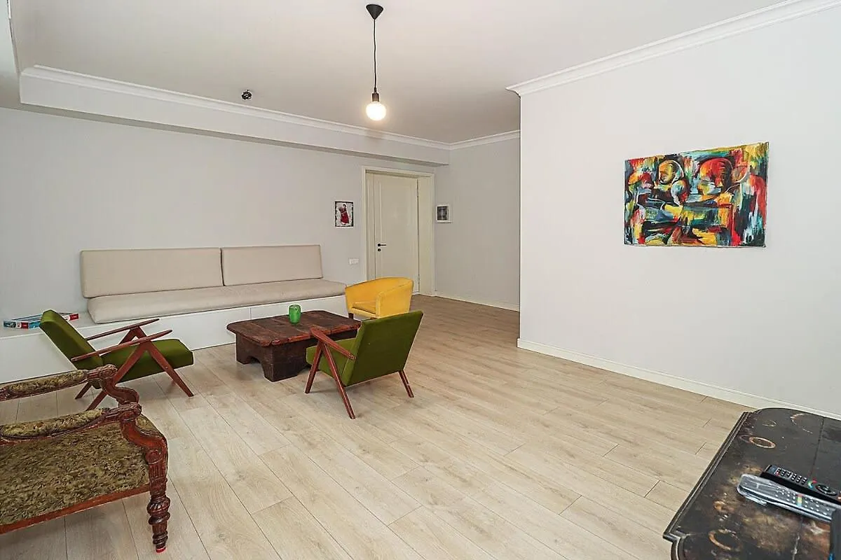 Mtatsminda Cozy Apt: Central & Comfy - By Wehost Tiflis