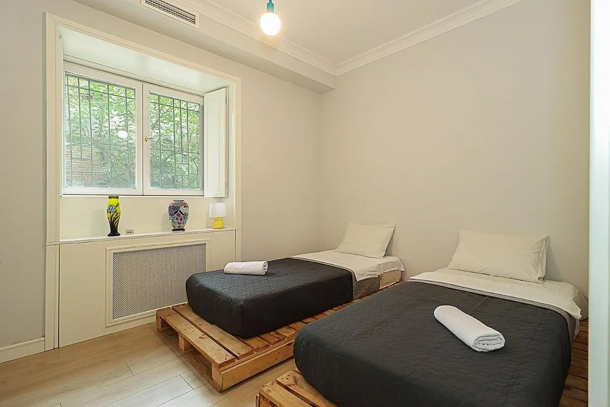 Mtatsminda Cozy Apt: Central & Comfy - By Wehost Tiflis